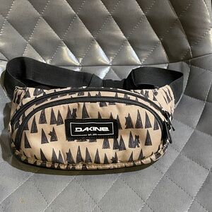 Dakine Men's Belt Bag in Tan and Black